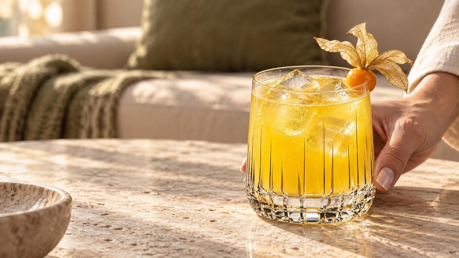 Ein P*rnstar Martini wird auf einem sonnigen Tisch serviert