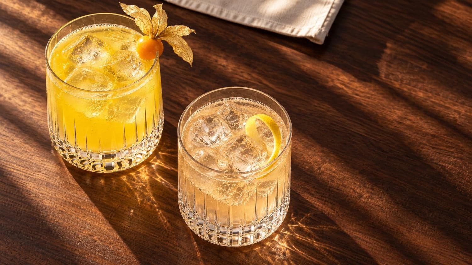 P*rnstar Martini und French 75 auf einem Holztisch